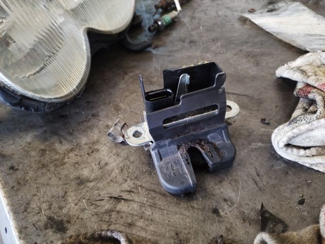 bontott VW GOLF V Csomagtérajtó Zárszerkezet