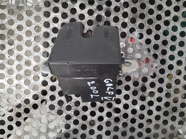 bontott VW GOLF V Csomagtérajtó Zárszerkezet