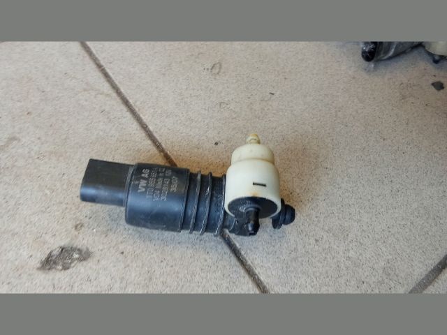 bontott VW GOLF V Első Ablakmosó Szivattyú