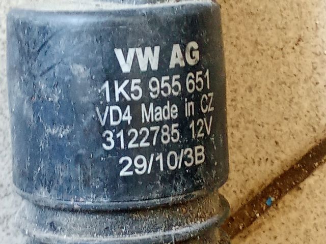 bontott VW GOLF V Első Ablakmosó Szivattyú