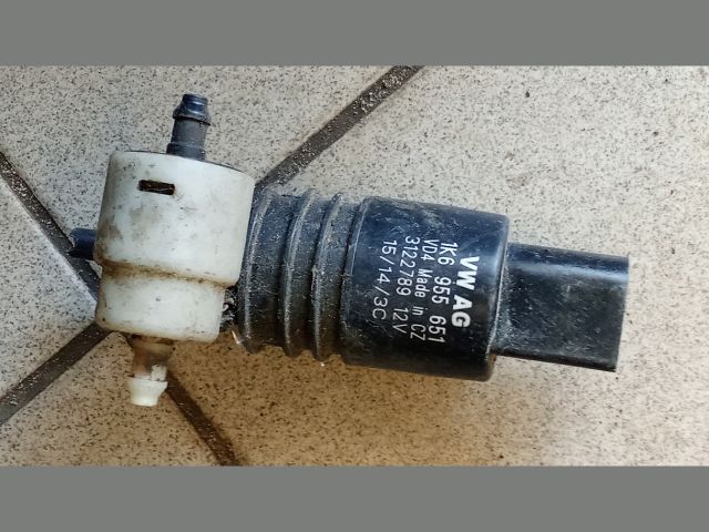 bontott VW GOLF V Első Ablakmosó Szivattyú