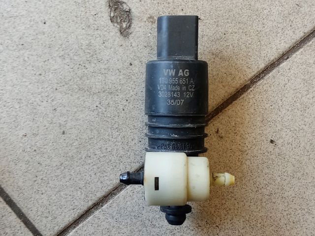 bontott VW GOLF V Első Ablakmosó Szivattyú