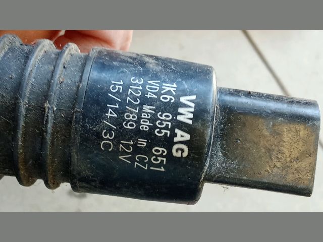 bontott VW GOLF V Első Ablakmosó Szivattyú