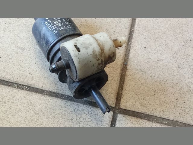 bontott VW GOLF V Első Ablakmosó Szivattyú