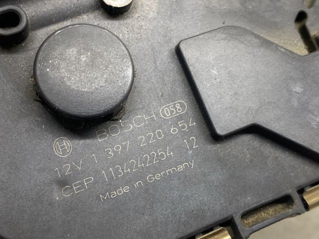 bontott VW GOLF V Első Ablaktörlő Szerkezet Motorral