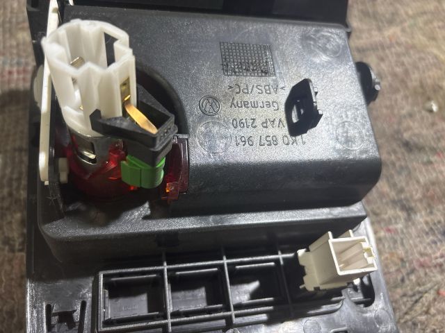 bontott VW GOLF V Első Hamutartó