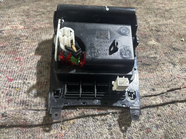 bontott VW GOLF V Első Hamutartó