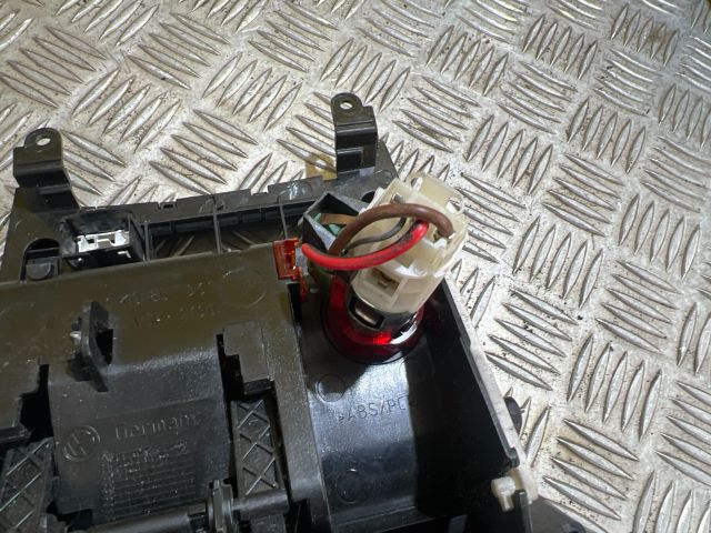 bontott VW GOLF V Első Hamutartó