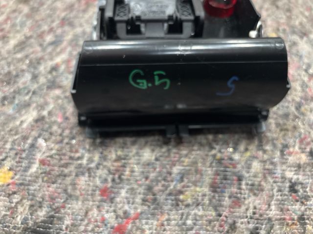 bontott VW GOLF V Első Hamutartó