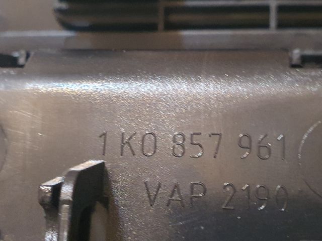 bontott VW GOLF V Első Hamutartó