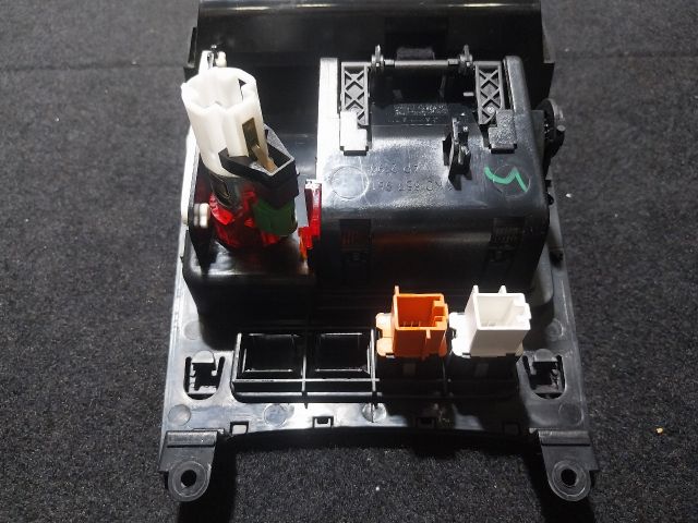 bontott VW GOLF V Első Hamutartó