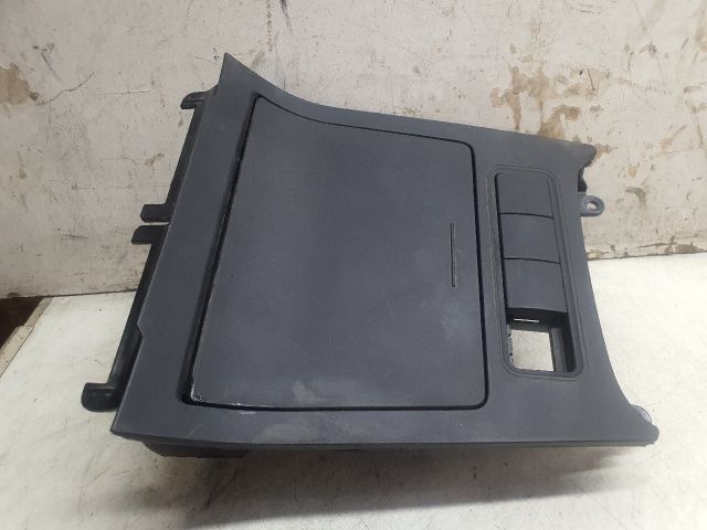 bontott VW GOLF V Első Hamutartó