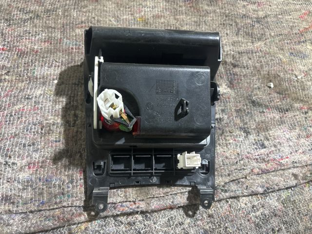 bontott VW GOLF V Első Hamutartó