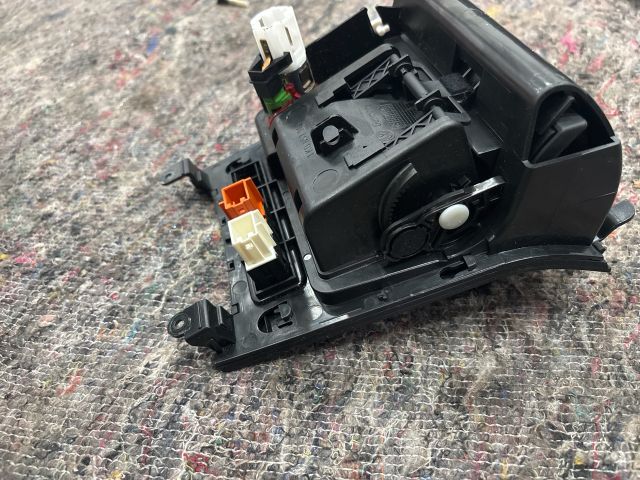 bontott VW GOLF V Első Hamutartó