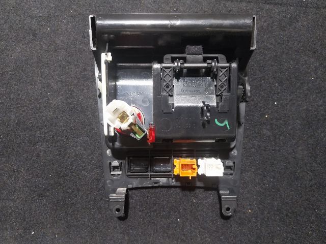 bontott VW GOLF V Első Hamutartó