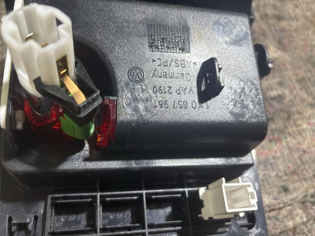 bontott VW GOLF V Első Hamutartó