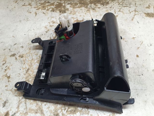 bontott VW GOLF V Első Hamutartó