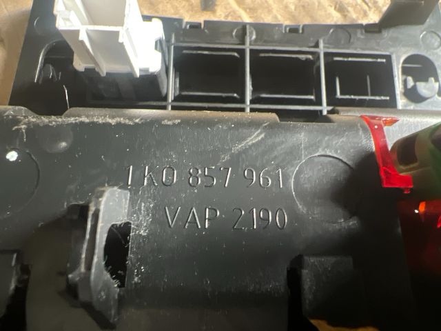 bontott VW GOLF V Első Hamutartó