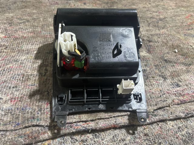 bontott VW GOLF V Első Hamutartó