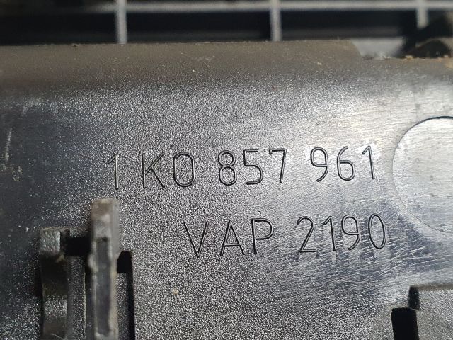 bontott VW GOLF V Első Hamutartó