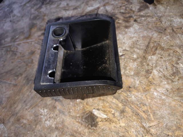 bontott VW GOLF V Első Hamutartó