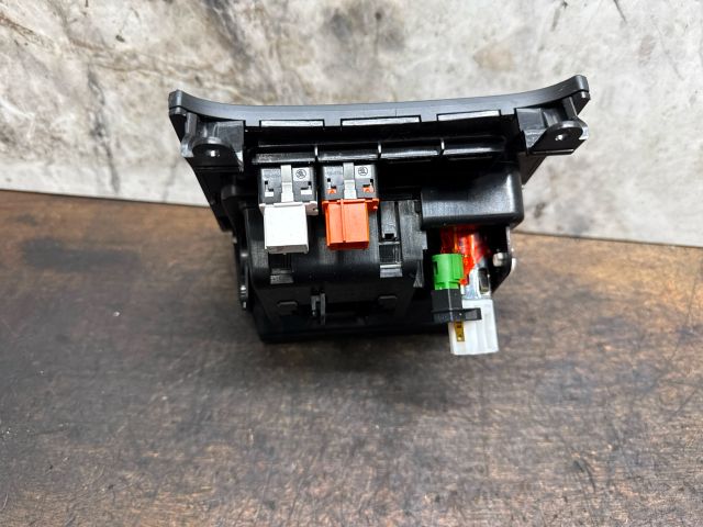 bontott VW GOLF V Első Hamutartó