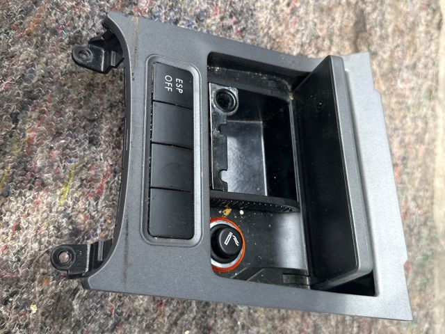 bontott VW GOLF V Első Hamutartó