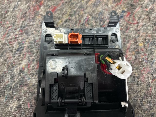 bontott VW GOLF V Első Hamutartó