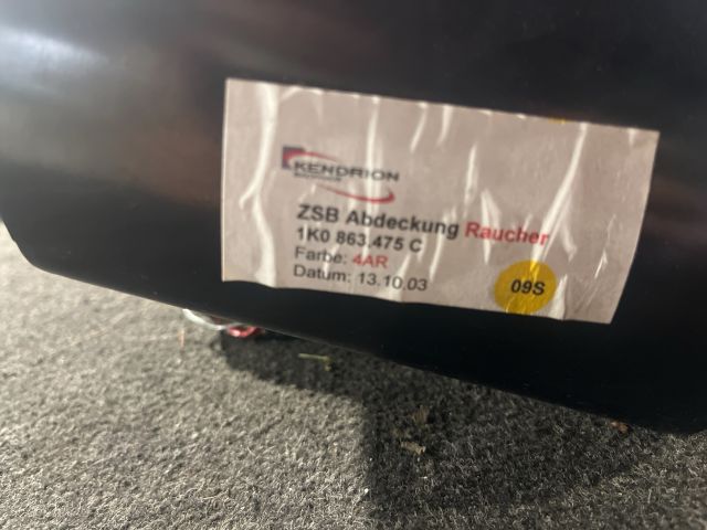 bontott VW GOLF V Első Hamutartó