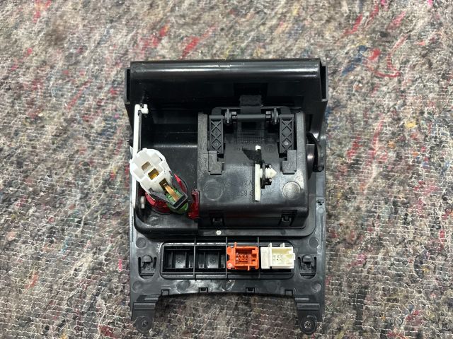 bontott VW GOLF V Első Hamutartó