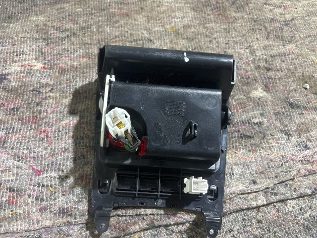 bontott VW GOLF V Első Hamutartó