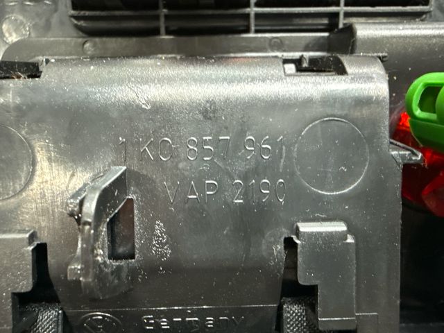 bontott VW GOLF V Első Hamutartó