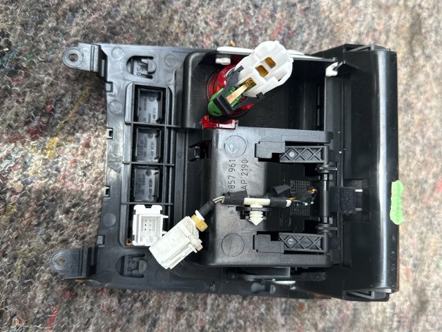 bontott VW GOLF V Első Hamutartó