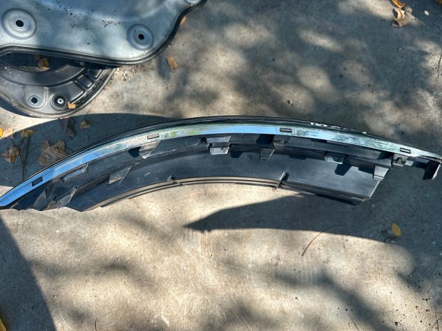 bontott VW GOLF V Első Lökhárító Bal Díszrács