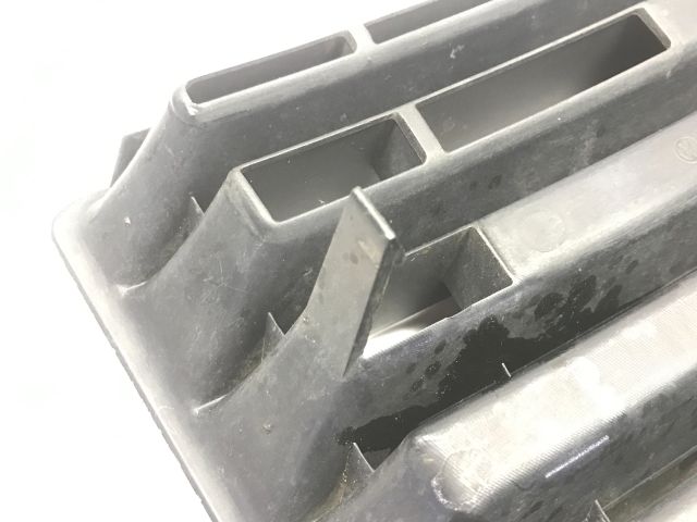 bontott VW GOLF V Első Lökhárító Bal Díszrács