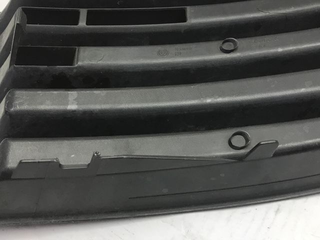 bontott VW GOLF V Első Lökhárító Bal Díszrács