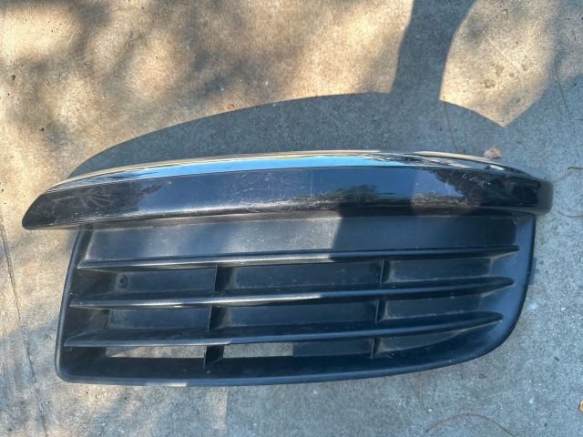 bontott VW GOLF V Első Lökhárító Bal Díszrács