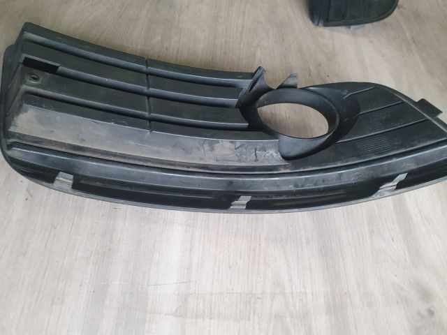 bontott VW GOLF V Első Lökhárító Bal Díszrács