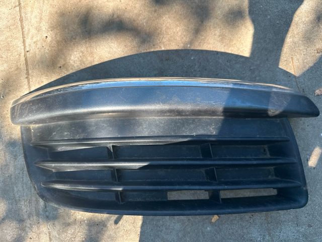 bontott VW GOLF V Első Lökhárító Jobb Díszrács