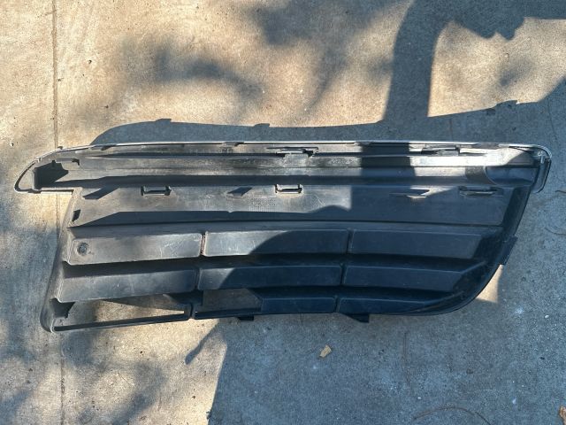 bontott VW GOLF V Első Lökhárító Jobb Díszrács