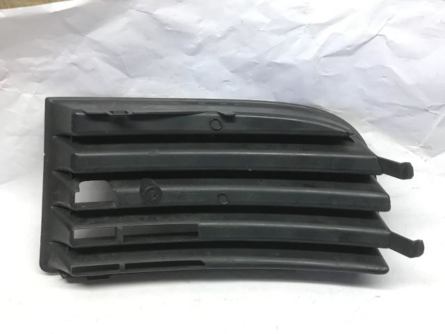 bontott VW GOLF V Első Lökhárító Jobb Díszrács