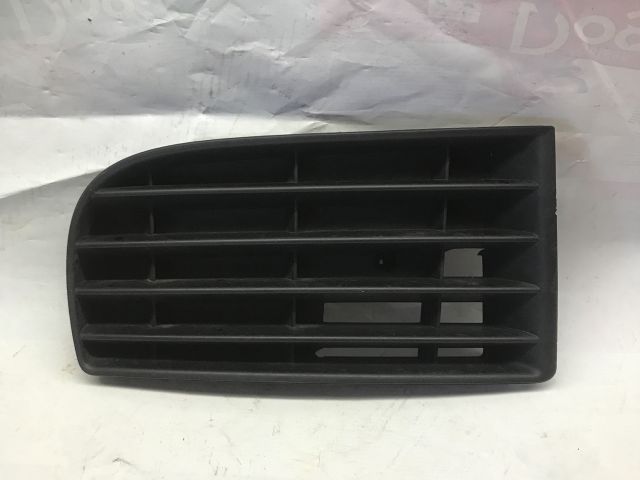 bontott VW GOLF V Első Lökhárító Jobb Díszrács