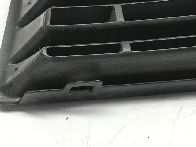 bontott VW GOLF V Első Lökhárító Jobb Díszrács