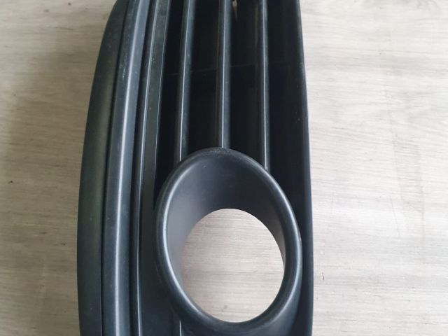 bontott VW GOLF V Első Lökhárító Jobb Díszrács