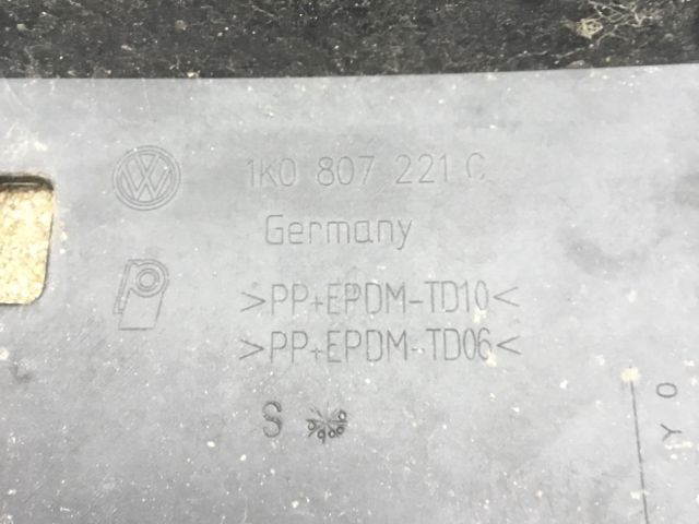 bontott VW GOLF V Első Lökhárító (Üresen)