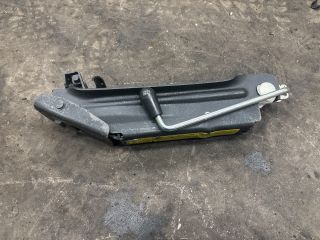 bontott VW GOLF V Emelő