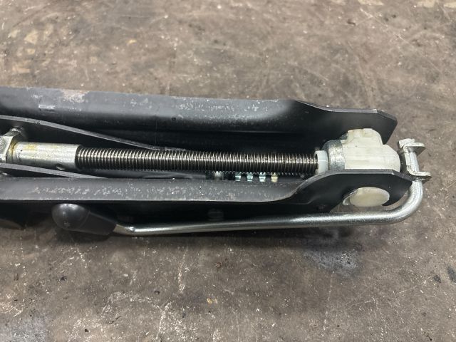 bontott VW GOLF V Emelő