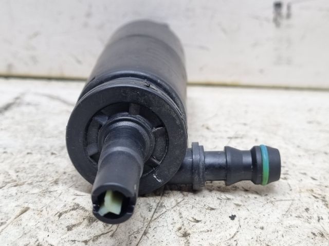 bontott VW GOLF V Fényszórómosó Szivattyú