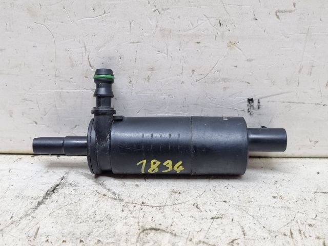 bontott VW GOLF V Fényszórómosó Szivattyú