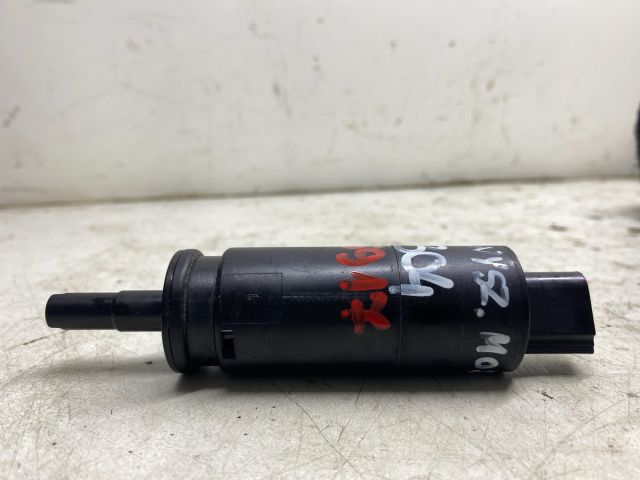 bontott VW GOLF V Fényszórómosó Szivattyú